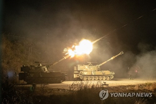 육군 3군단이 지난 4월 16일부터 17일까지 강원도 고성 해안 일대에서 '야간 해상사격 훈련'을 실시했다고 18일 밝혔다. 사진은 22보병사단 소속 K55A1자주포가 포탄을 발사하고 있는 모습.  [육군 제공=연합뉴스]